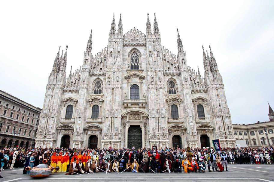 La conclusione della Star Wars Parade, davanti al Duomo ri Milano (Ansa)